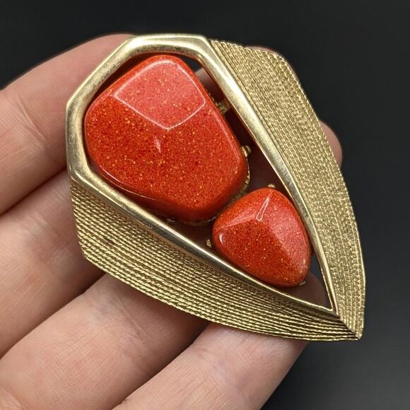 Vintage KRAMER Signed Faux Coral Orange Gold Tone Abstract Geometric Brooch - Picture 4 of 6